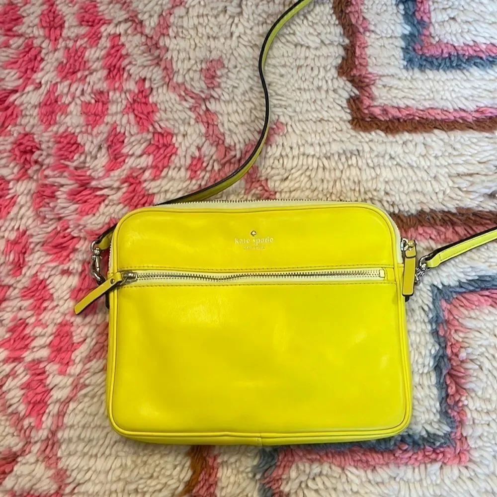 Kateโ
Spadeโlargeย yellowโleatherโcrossbody